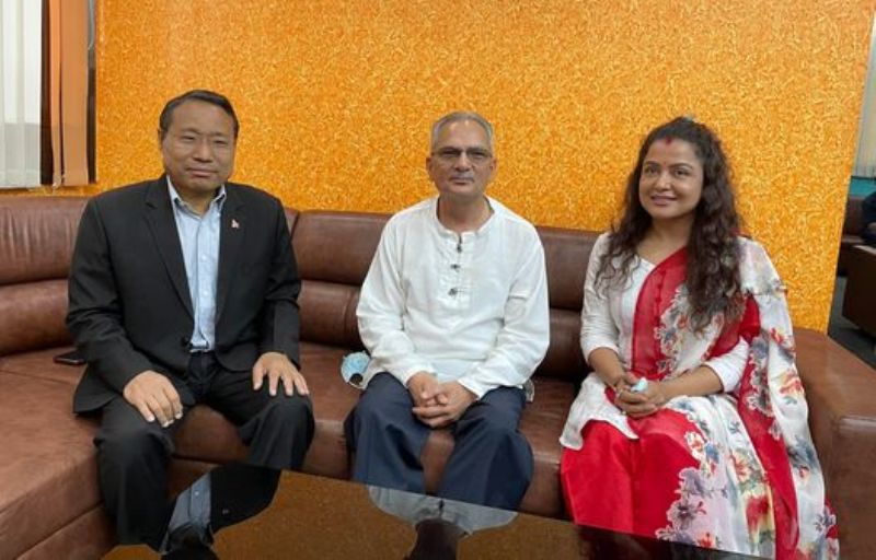 थापा र पुनसँग जम्काभेटपछि भट्टराईकाे ठट्टा- नलाऊ माया दुईतिर…भनेर गीत गाउनेहरू तीनतिर भइयो