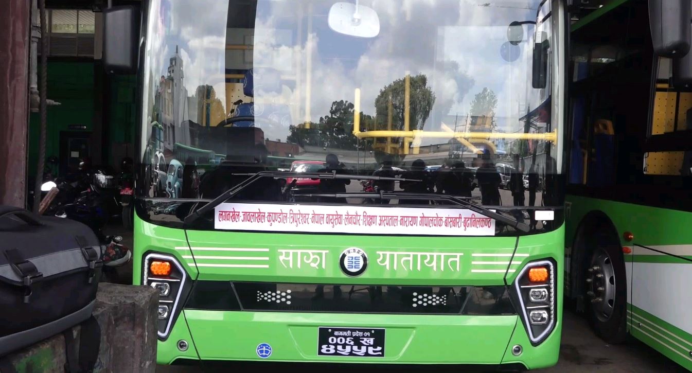 सञ्चालनमा आयाे साझा यातायातकाे बिजुली बस