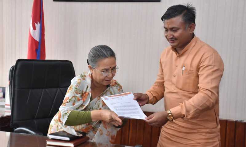 चीनले कब्जा गरेको भूमि फिर्ताको माग गर्दै मन्त्रीलाई ज्ञापन पत्र