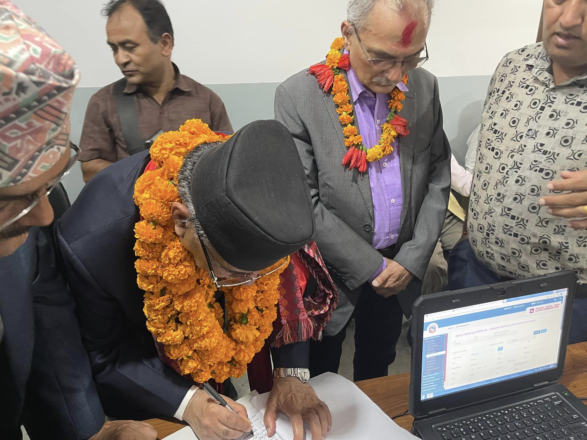 गोरखा- २ बाट प्रचण्डले दर्ता गराए उम्मेदवारी