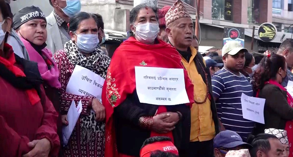 हटाउने सूचना आएपछि वागमती किनाराका सुकुम्बासी उत्रिए आन्दाेलनमा