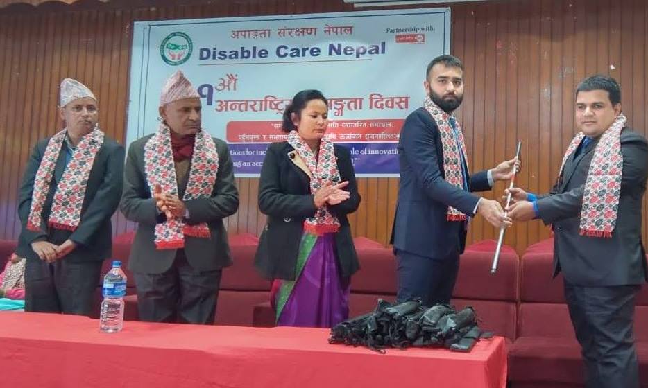 अन्तर्राष्ट्रिय अपाङ्गता दिवसमा दृष्टिविहीनहरुलाई वीपी काेइराला फाउन्डेशनकाे सहयाेग