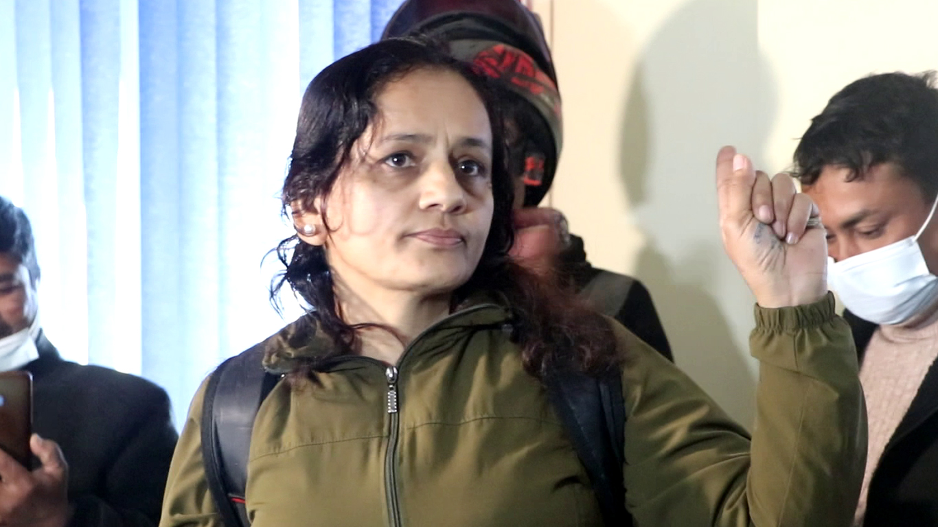 सन्दीपकाे समर्थनमा तारा बरालले लगाइन् क्यानकाे कार्यालयमा ताला