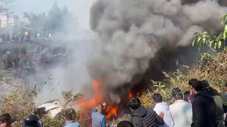 पाेखरामा विमान दुर्घटना : आकाशमै आगाे लागेकाे विमान पुरै जल्याे (भिडिओ)