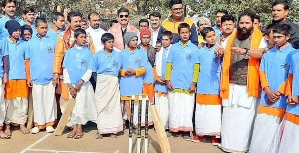 धोती र कुर्ता लगाएर क्रिकेट खेल, संस्कृतमा कमेन्ट्री (भिडिओसहित)