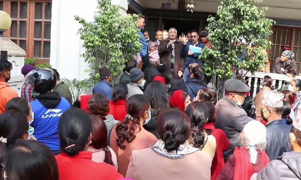 स्थानीयले मेलम्चीको पानी नआएपछि ज्ञापनपत्र बुझाए