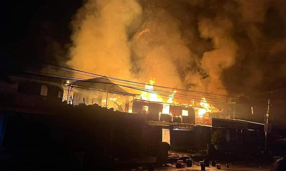 धनकुटाको सिँधुवा बजारमा भीषण आगलागी, ५ घर जलेर नष्ट