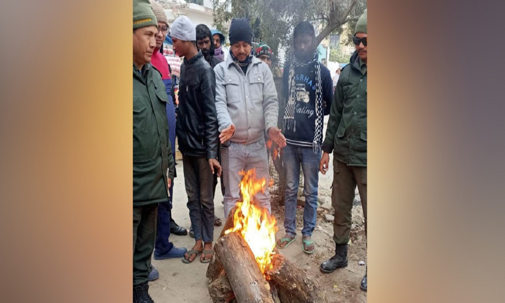 चिसो अत्यधिक बढेपछि नेपालगन्जमा दाउरा वितरण गर्न सुरु