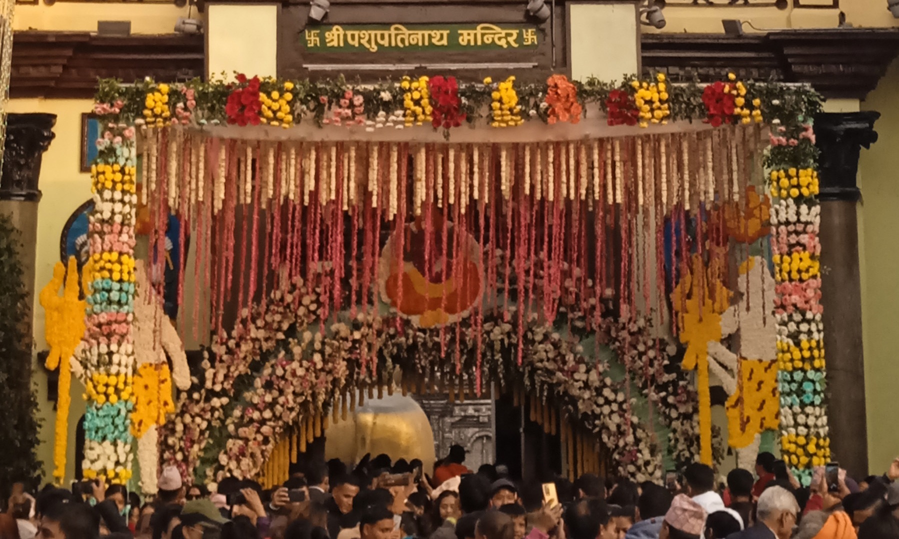 पशुपति दर्शन गर्नेको भीड, बिहान ३ बजेदेखि चारै ढोका खुल्ला