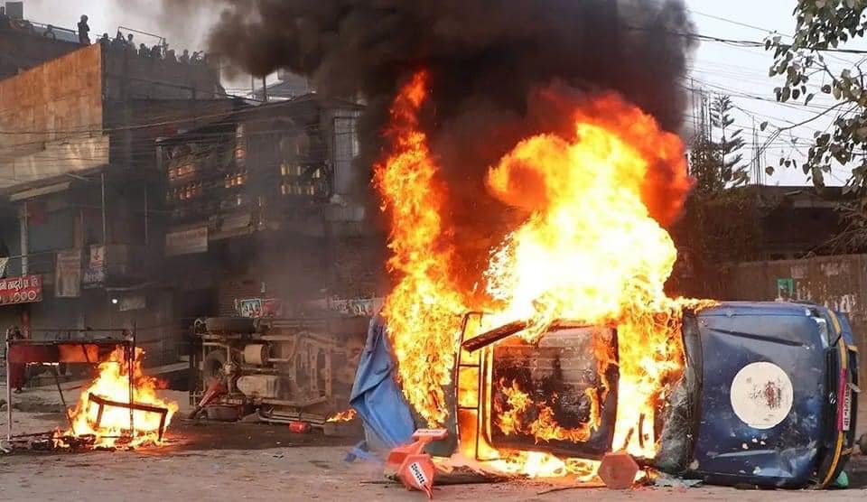 बालाजुमा आन्दोलित यातायात व्यवसायीले जलाए दुई वटा प्रहरी भ्यान