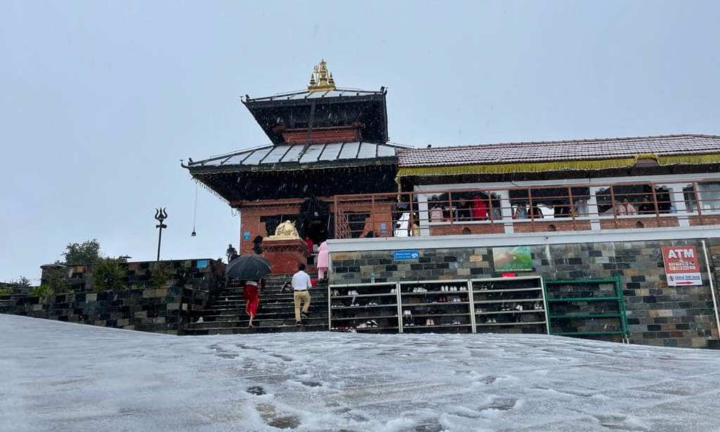 काठमाडाैं उपत्यकाका डाँडातिर पर्‍याे हिउँ (फाेटाेफिचर)