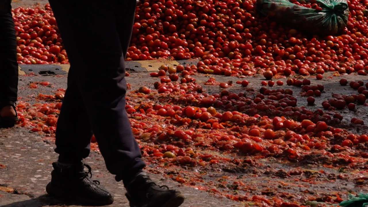 सडकमा फ्याँकियो कालिमाटी तरकारी बजारकाे गोलभेँडा