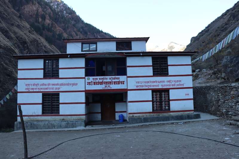 गाउँ गाउँमा सिंहदरबार : ईन्टरनेट सेवा नहुँदा १ दिन पैदल हिँडेर सेवा लिँदै मुगुमवासी