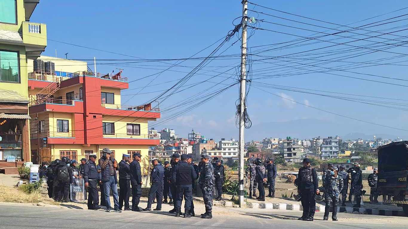 प्रहरीले घेर्‍यो दुर्गा प्रसाईंको घर, बाहिर निस्किन नदिने रणनीति