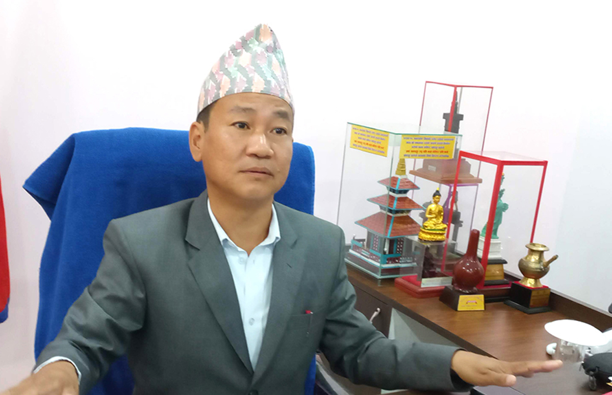 हर्क साम्पाङले कार्यकक्षबाट हटाए प्रधानमन्त्री र राष्ट्रपतिको तस्वीर, यलम्बरको तस्वीर राख्ने