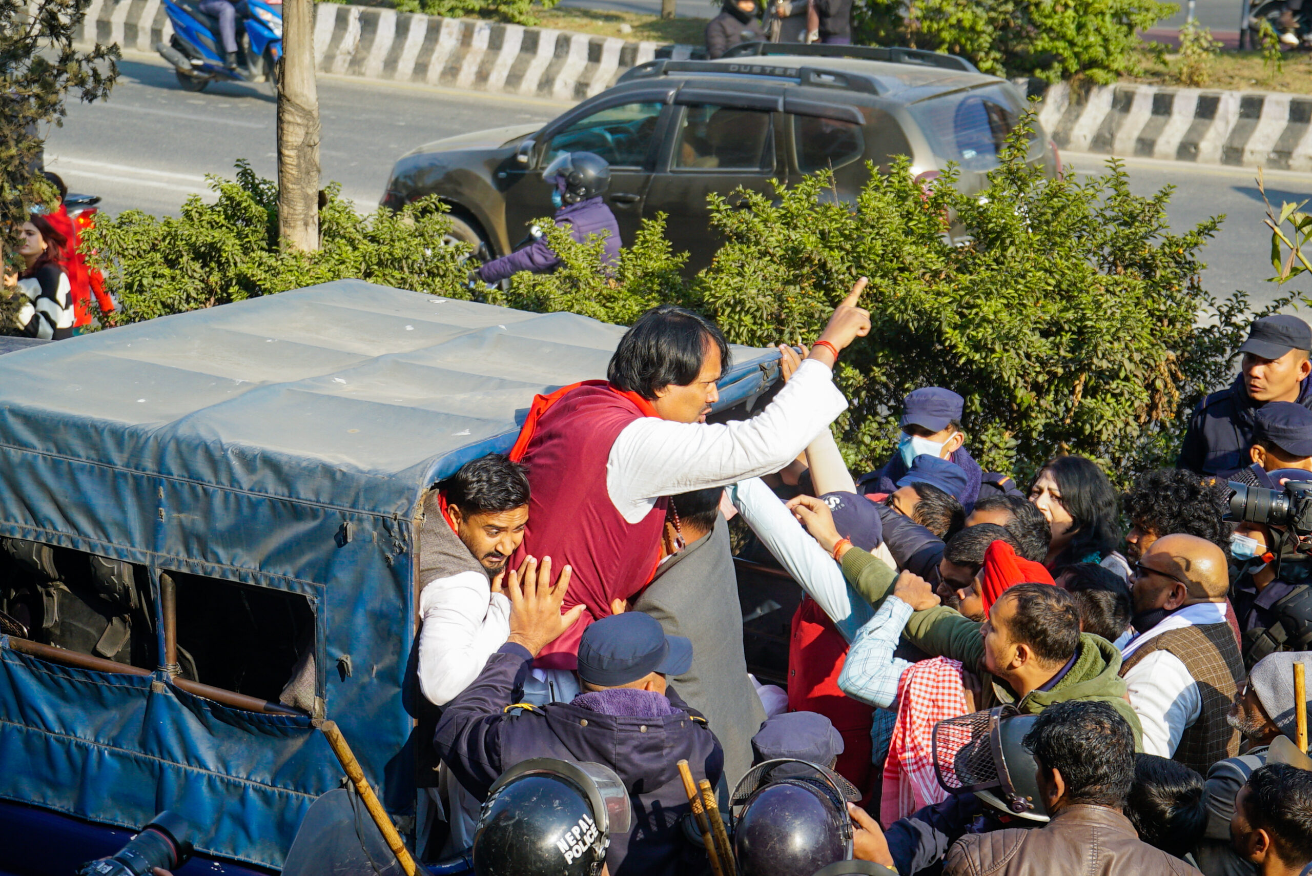 धोती दिवस मनाउन माइतीघरमा जम्मा भएका अध्यक्ष राउतसहित जनमतका कार्यकर्ता पक्राउ (फोटो फिचर)