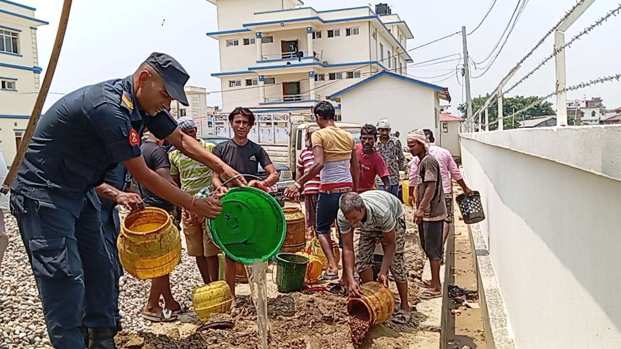 घरेलु मदिरा नष्ट अभियानमा रौतहट प्रहरी, भट्टीहरु तोडफोड