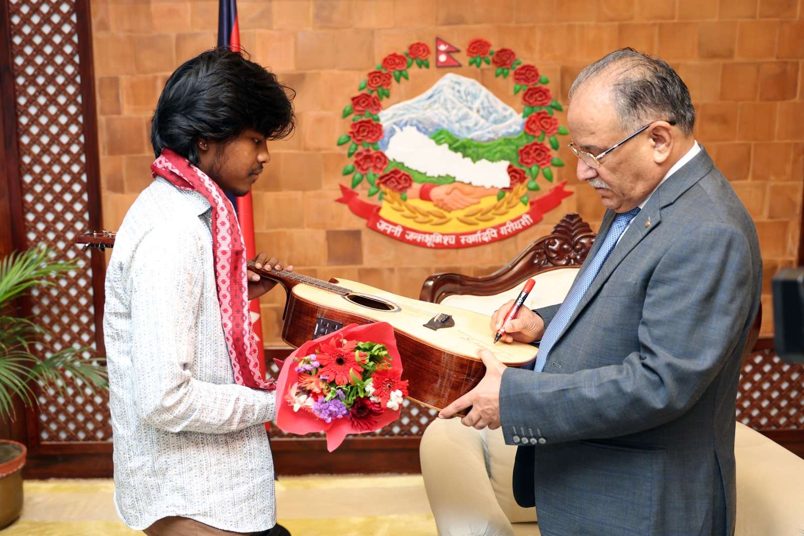 नेपाल आइडलका टाइटल विजेता परियारलाई प्रधानन्त्रीले भेटेरै दिए गितार उपहार