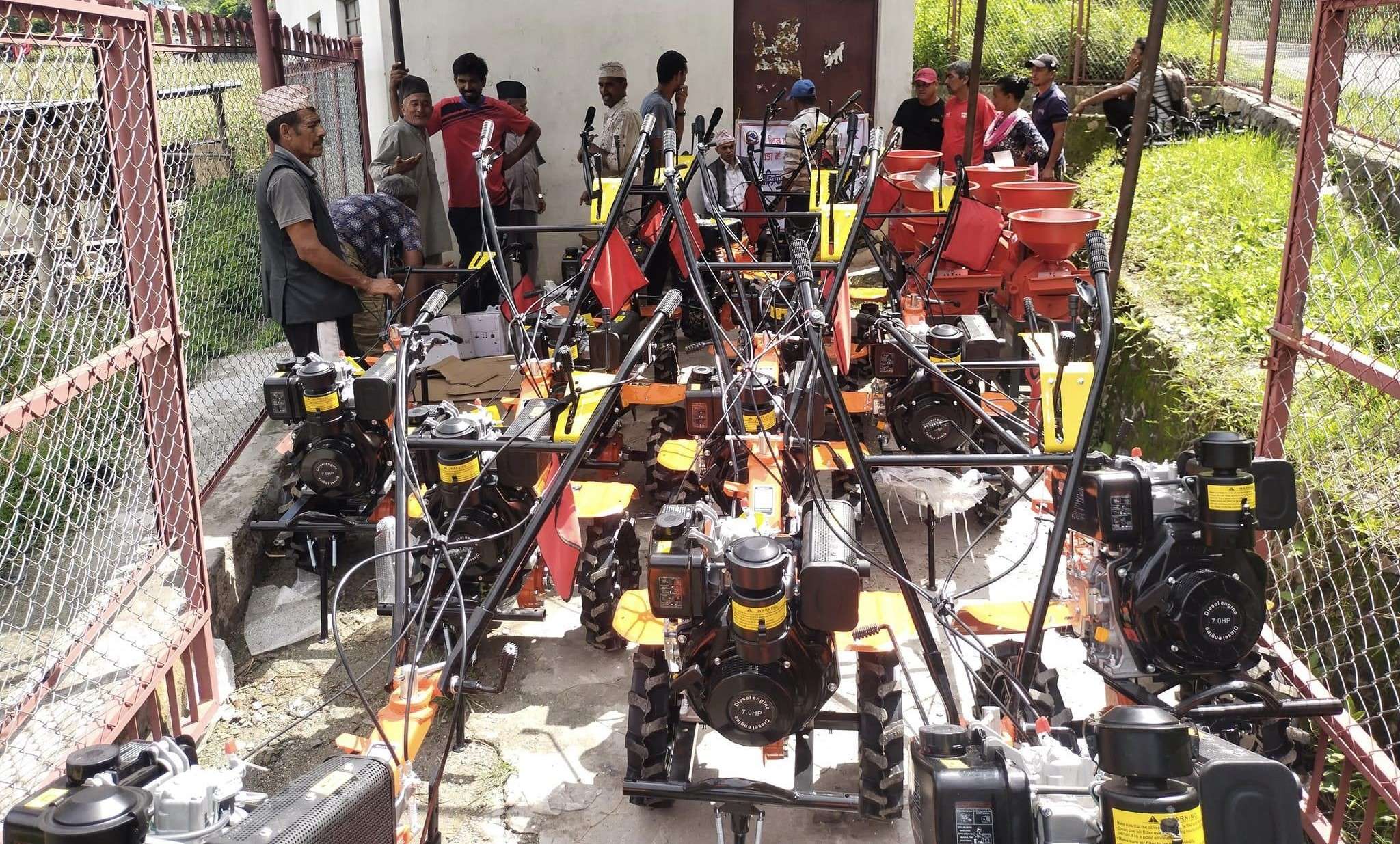 लिखु तामकोशीको खिम्तीका किसानलाई अनुदानमा कृषि उपकरण