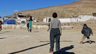 भूकम्प प्रभावित वालवालिका भन्छन् : ‘हाम्रो घर छिट्टै पुनर्निर्माण होस्’