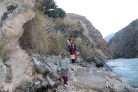 चिसो बढेपछि तातोपानीमा नुहाउन आउनेको भीड लाग्यो