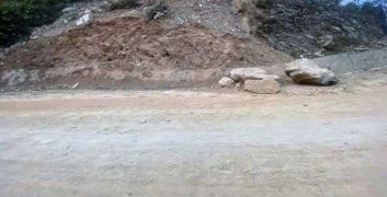 डेढ वर्षमा बन्नुपर्ने सडक तीन वर्षमा पनि बनेन