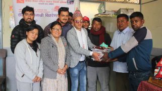 विद्यार्थीले बाँडे विद्यार्थीलाई शैक्षिक सामाग्री