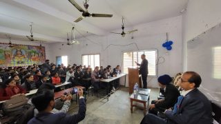 मधेश प्रदेशका सभामुख मण्डलले संविधान बारे विद्यार्थीहरुलाई पढाए