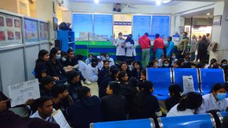 चिकित्सा शिक्षण आयोगको निर्देशन उल्लंघन, शुल्क असुल गर्न थालेपछि डेन्टल विद्यार्थीहरुले विरोध प्रदर्शन थाले