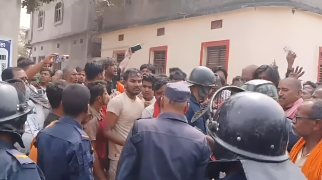 धनुषाको सबैलामा झडप, प्रहरीले चलायो अश्रुग्यास
