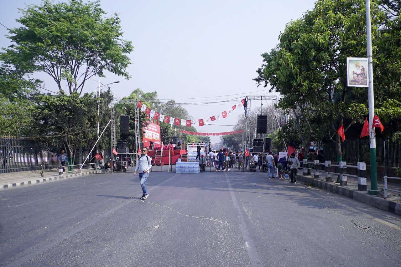 मुख्य सडकमै ठडियो समाजवादी मोर्चाको मञ्च, सवारी साधन डाइभर्ट (तस्बिरहरू)