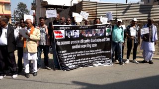 कांग्रेस सर्लाही सभापतिलाई बर्खास्त गर्न माग, सानेपामा धर्ना