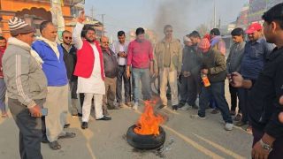 नगर प्रमुख विरुद्धमा नाराबाजी सहित टायर बालेर प्रदर्शन