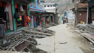 दरवाङका स्थानीयले सडक विस्तारका लागि आफ्नै घरका पेटी भत्काए