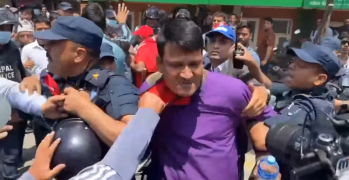 शिक्षकहरूको आन्दोलनमा घुसपैठ गरेको भन्दै एक जना प्रहरीकाे नियन्त्रणमा