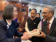 प्रचण्डको किताब सीपीसीलाई उपहारको रूपमा