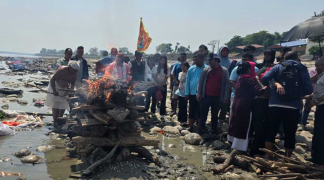 कश्मीरमा ज्यान गुमाएका सुदीपको त्रिवेणीमा अन्त्येष्टि, काकाबाट दागबत्ती
