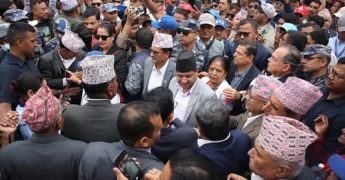 शिक्षकहरू आन्दोलनमा उत्रिएपछि पूर्व प्रधानमन्त्रीहरू सक्रिय रूपमा फर्किए