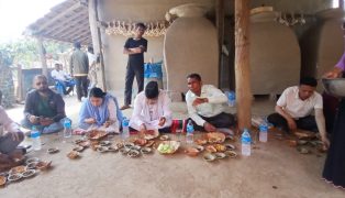 कैलालीमा माओवादी अध्यक्ष प्रचण्डलाई मौलिक थारु परिकारले स्वागत