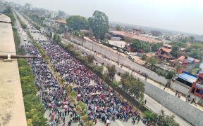 सडक अवरुद्ध गर्दै शिक्षकहरूको प्रदर्शन, यातायात सेवा प्रभावित