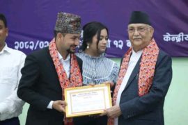 प्रधानमन्त्री ओलीबाट सुटमालाका सीईओ राज कार्की युवा व्यवसायी सम्मानबाट सम्मानित