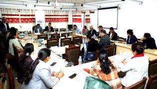 महिला समितिमा लफडा : माओवादी सांसदले सभापतिलाई फालिन् माइक
