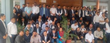 सङ्घीय मामिला तथा सामान्य प्रशासन मन्त्रालयको मूल गेटमा कर्मचारीको धर्ना