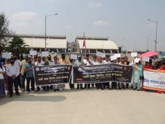 नियमित उडानको मागमा निजी क्षेत्रको गौतमबुद्ध विमानस्थलअगाडि धर्ना