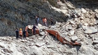 सडक खन्ने क्रममा पहिरोमा पुरिएर एक्साभेटर चालकको मृत्यु