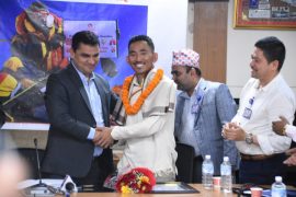 सगरमाथा चढेपछि मिर्गौला प्रत्यारोपित पेम्बा शेर्पालाई स्वास्थ्यमन्त्रीको सम्मान