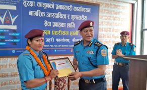 सडकमै प्रसूति गर्न सघाएका प्रहरी जवान देउवा सम्मानित