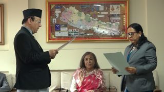दुई आयोगका नवनियुक्त अध्यक्षलाई सर्वोच्चमा शपथ ग्रहण