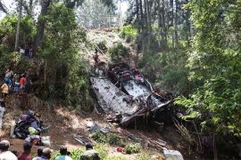 श्रीलंकामा बौद्ध तीर्थयात्री बोकेको बस दुर्घटना हुँदा २१ जनाले ज्यान गुमाए