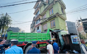 धुलिखेलमा टिपर दुर्घटना, सिधै पस्यो घरभित्र
